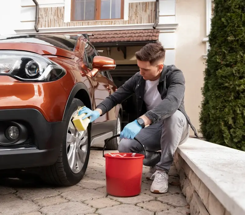 Lavage auto à domicile Sorde-l'Abbaye : professionnel intervenant sur un véhicule